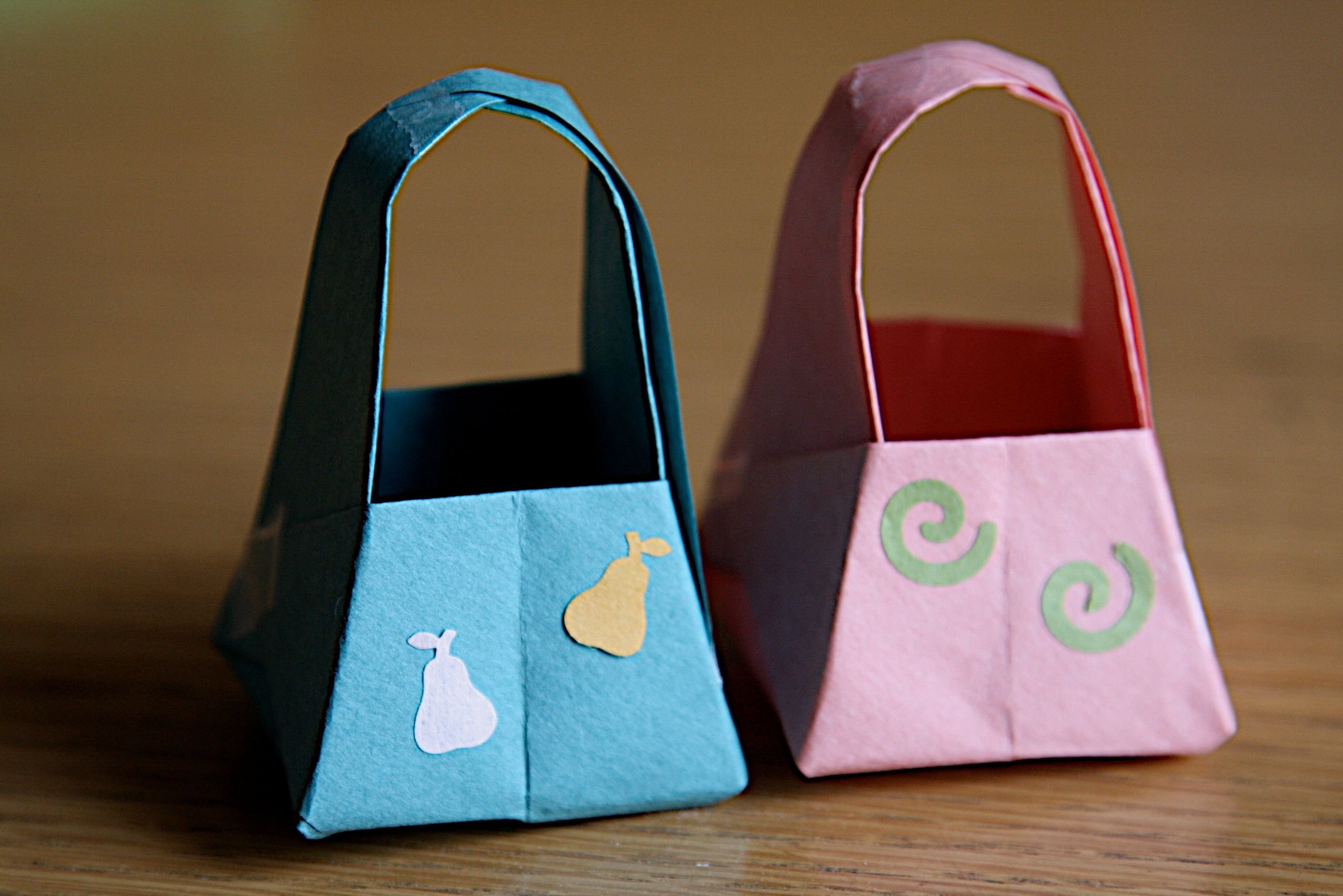 Создаем из цветной бумаги сумку пакет. Сумочка из картона. Сумочка для мамы из картона. Сумка из цветного картона. Сумочка из бумаги для детей.