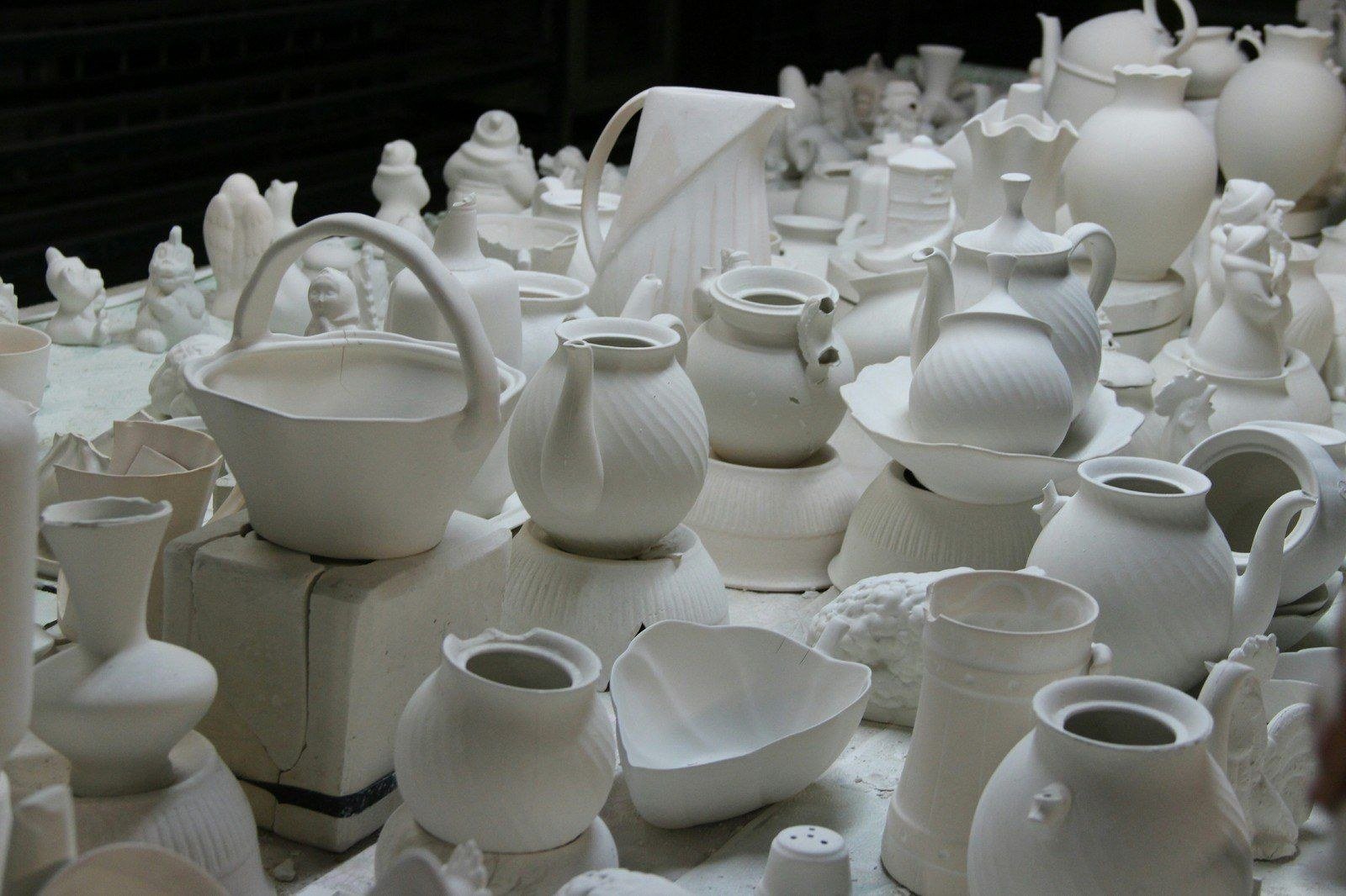 Для изготовления посуды используют. Белая глина форфорофаянсовая. Сысертский завод художественного фарфора. Керамические изделия. Изделия из глины.