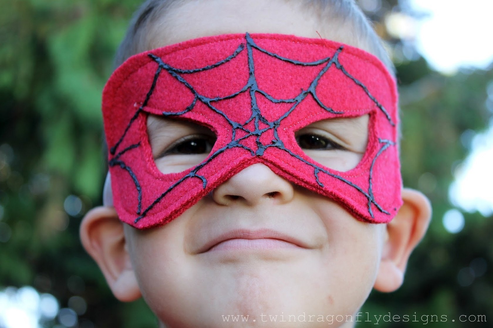 Маска паука сделать. Маскарадная маска для мальчика. Новогодние маски для мальчиков. Маска человека паука для детей. Маска своими руками для детей.