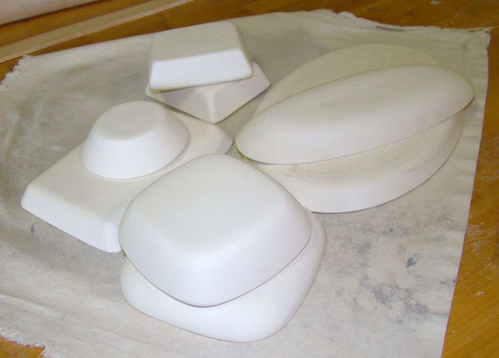Нужно открыть форму для. Гипсовая форма для тарелки. Формы для керамики из гипса тарелка. Гипсовая форма под отминку. Формы для отминки глины.