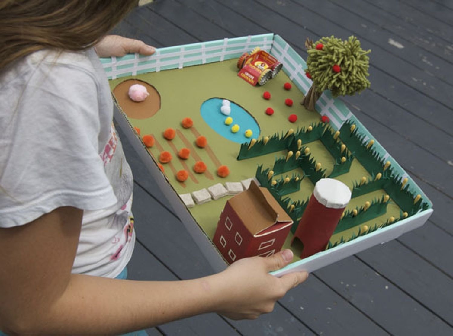 Что можно собирать игры. Макет детского сада своими руками. Макет из коробки для детского сада. Поделка ферма. Лабиринт из картонных коробок.