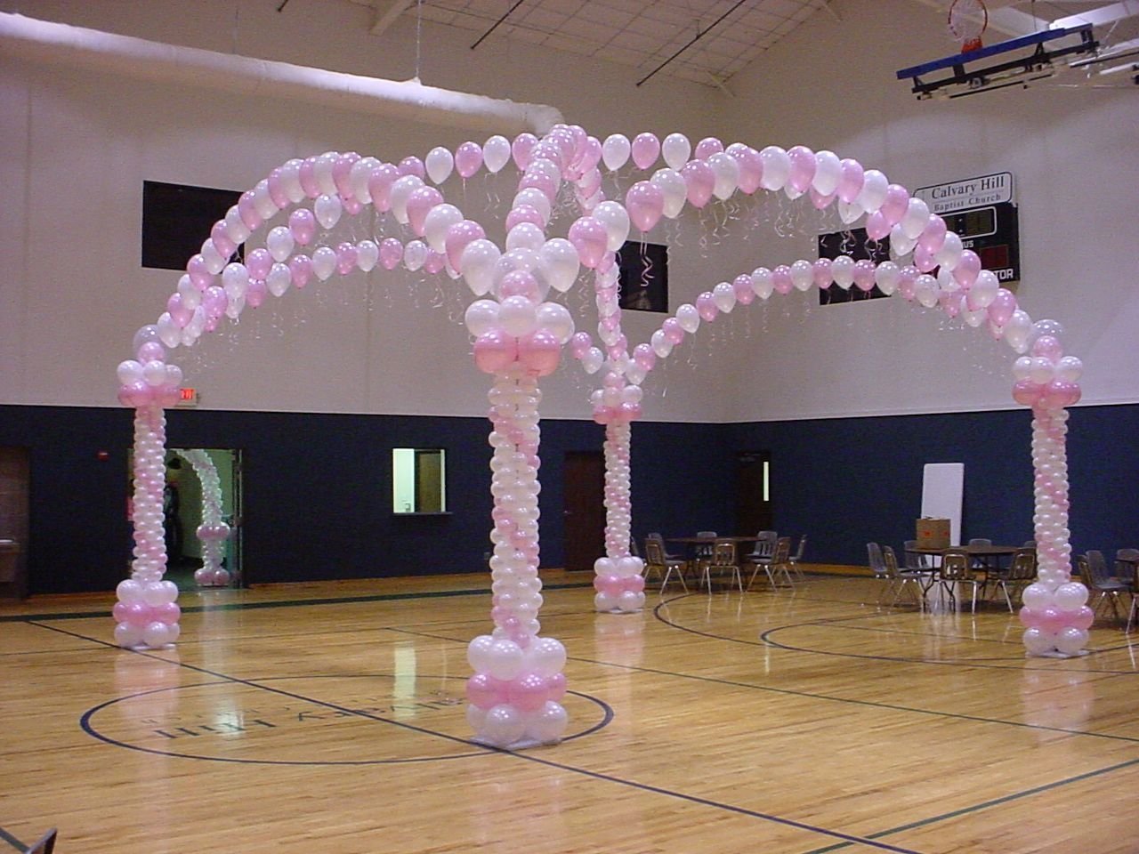 Оформление зала воздушными шарами. Украшение воздушными шарами. Украсить шарами. Гирлянда из воздушных шаров. Украшение шарами арка.