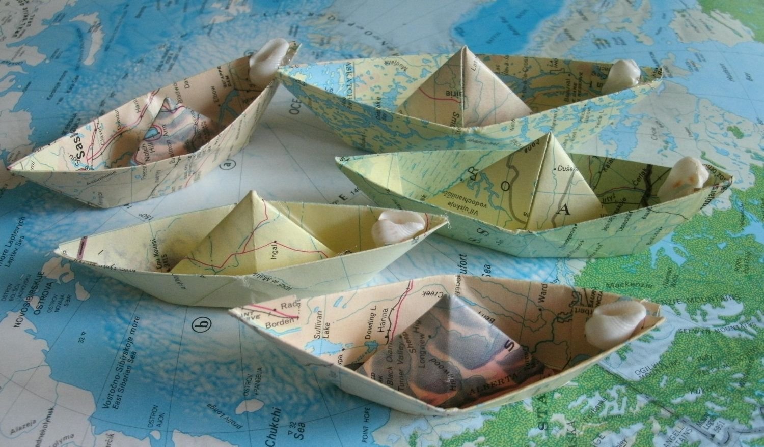 Плавание на бумажных кораблях. Бумажный кораблик. Бумажный корабль. Парусник из бумаги. Оригами кораблик.