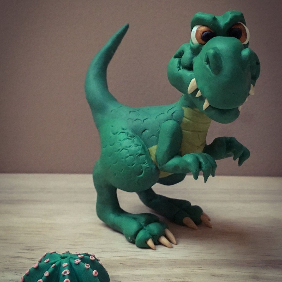 Динозаврик из пластилина милый
