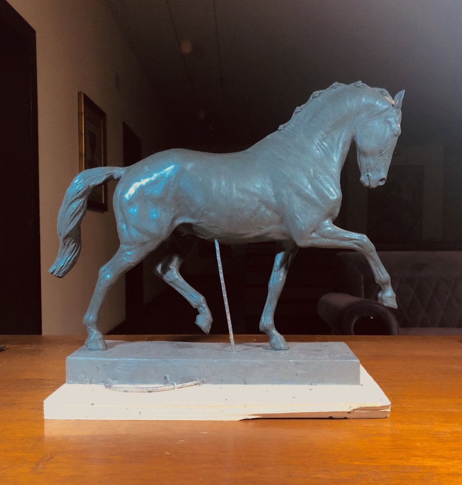 Скульптура из пластика лошадь