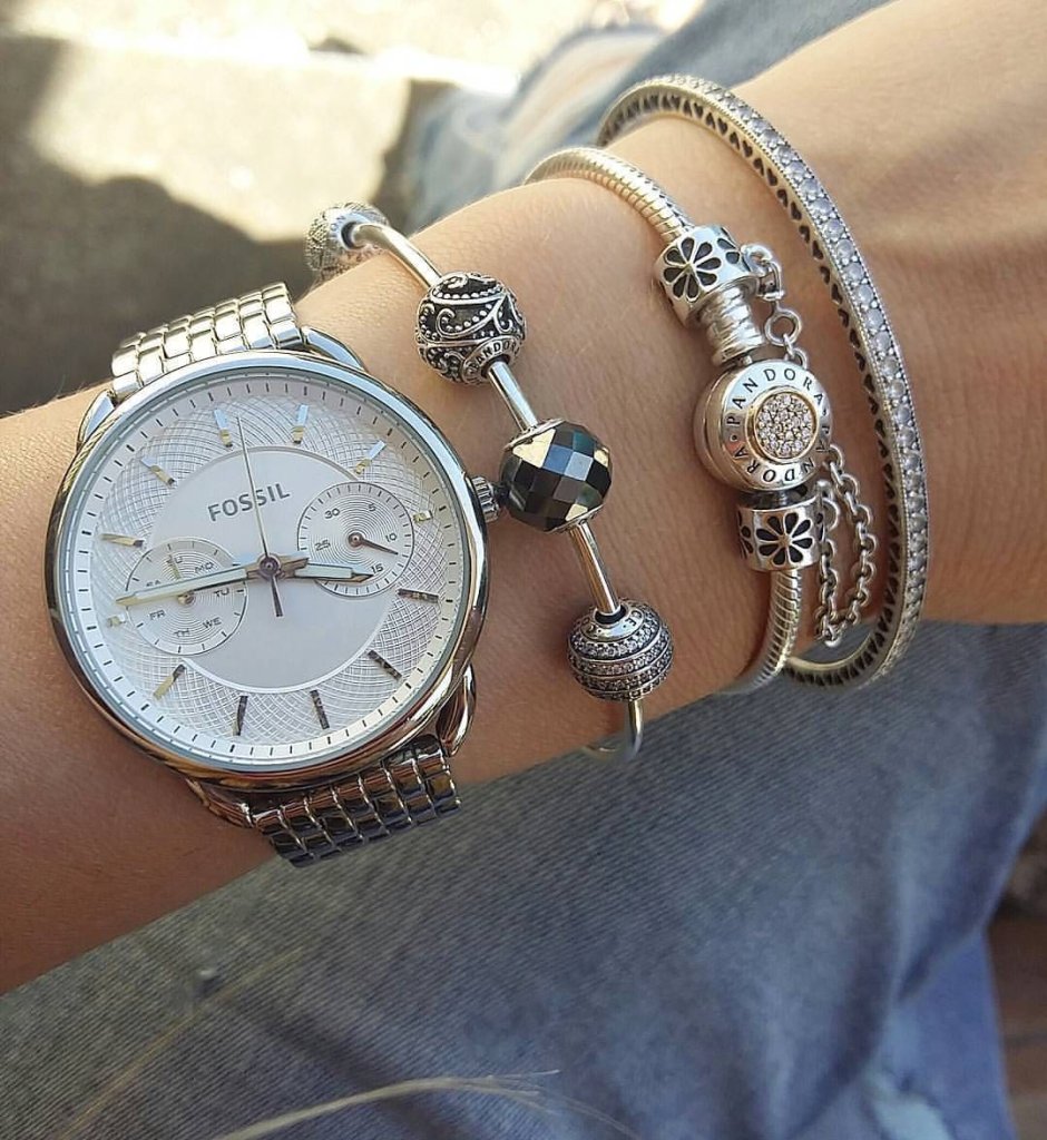 Часы и браслет на одной руке