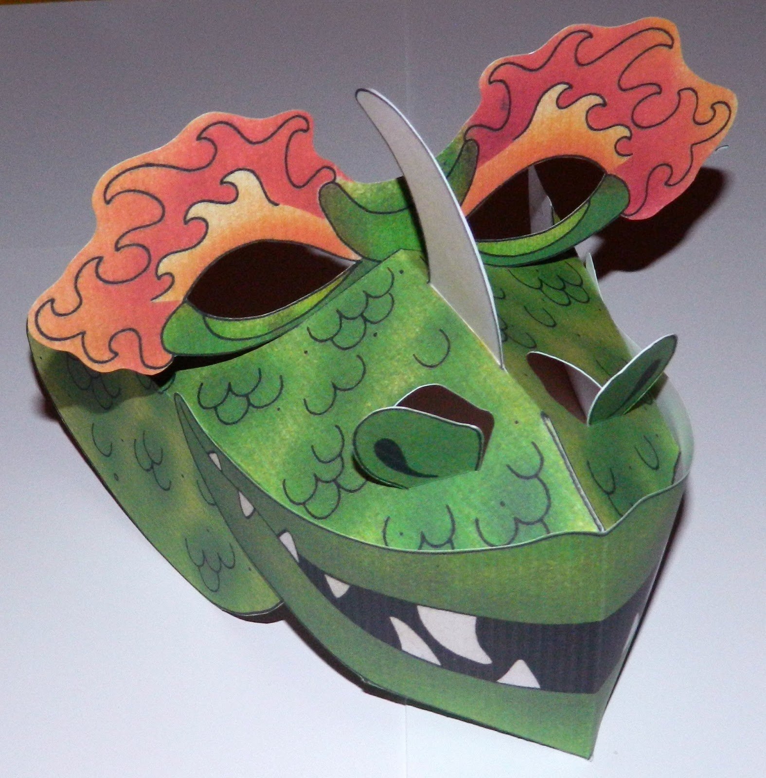 Змей горыныч маска подсказки. Бумажная маска дракона. Объемная маска дракона. Маска дракона из картона. Маска дракона Новогодняя.