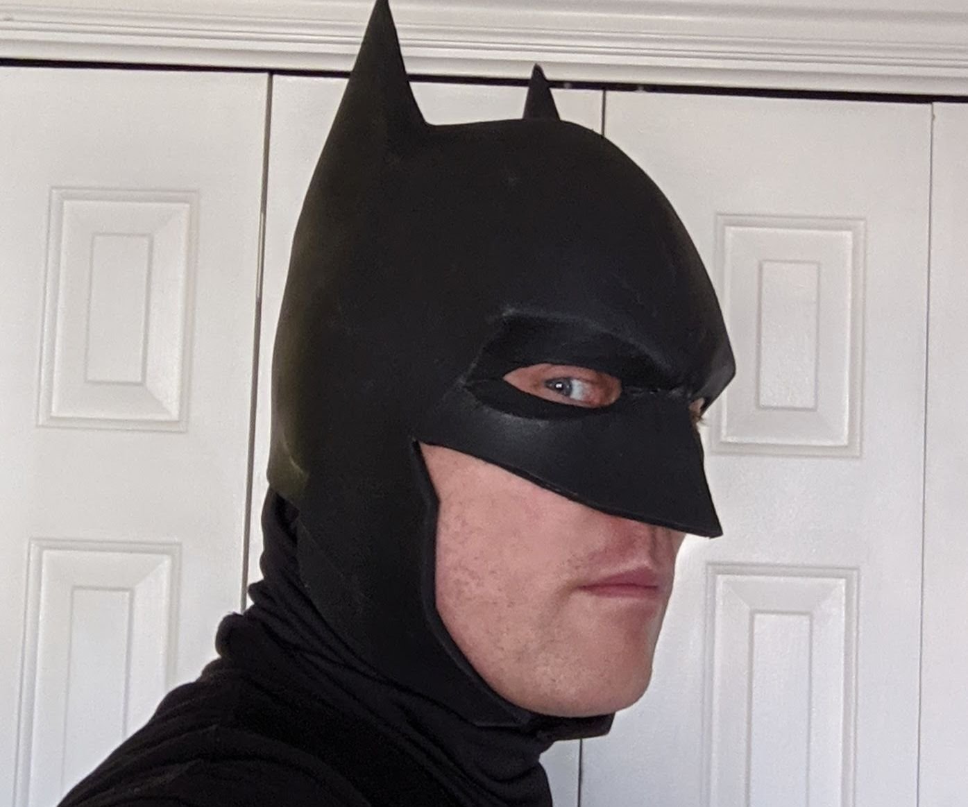 Маска бэтмена на лице. Бэтмен 2023 без маски. Маска Бэтмена. Маска Бэтмена пластиковая. Реалистичная маска Бэтмена.