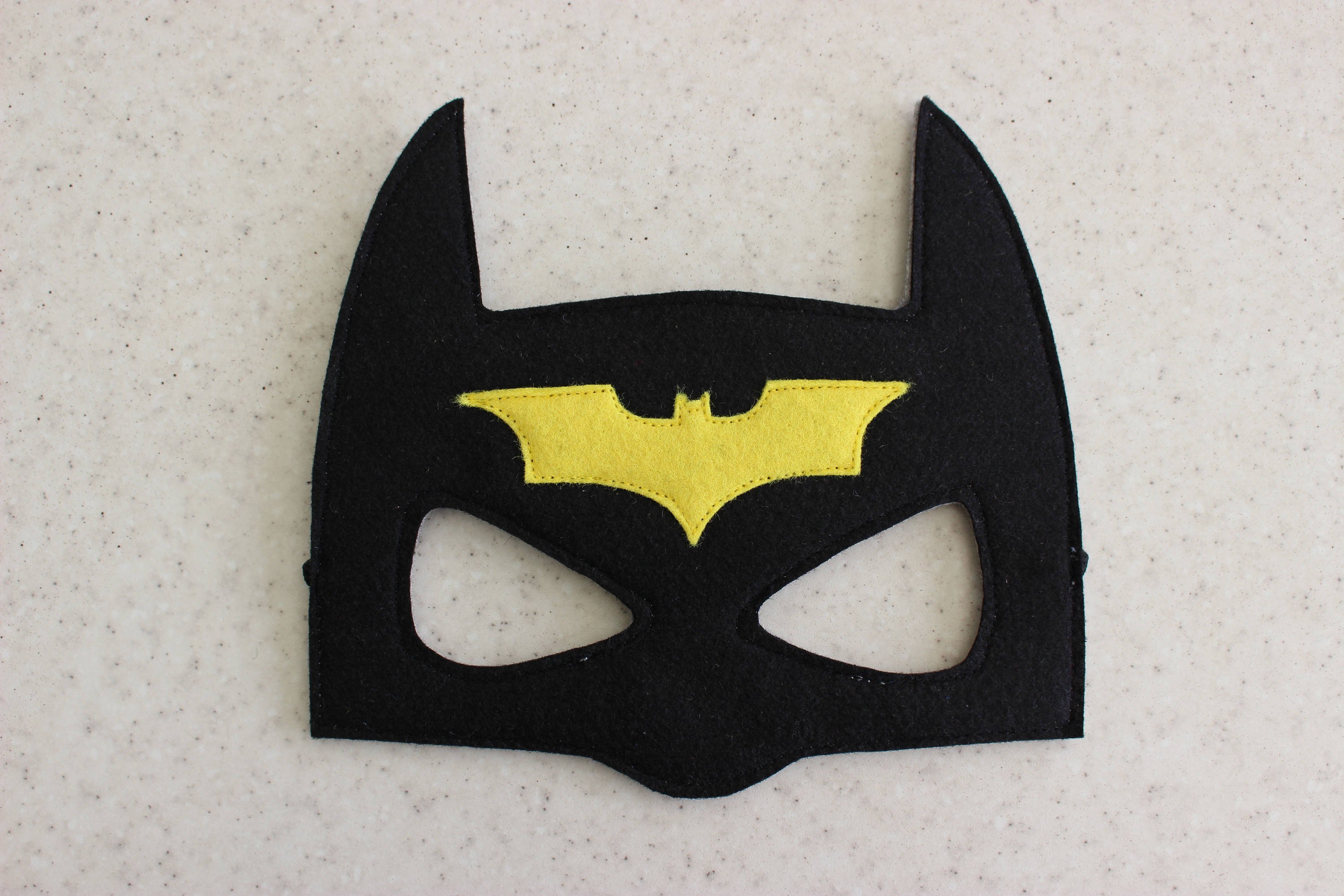 Бэтмен рука. Карнавальная маска "Бэтмен". Маска Бэтмена из картона. Маска Бэтмена из фетра. Маска Бэтмена своими руками.