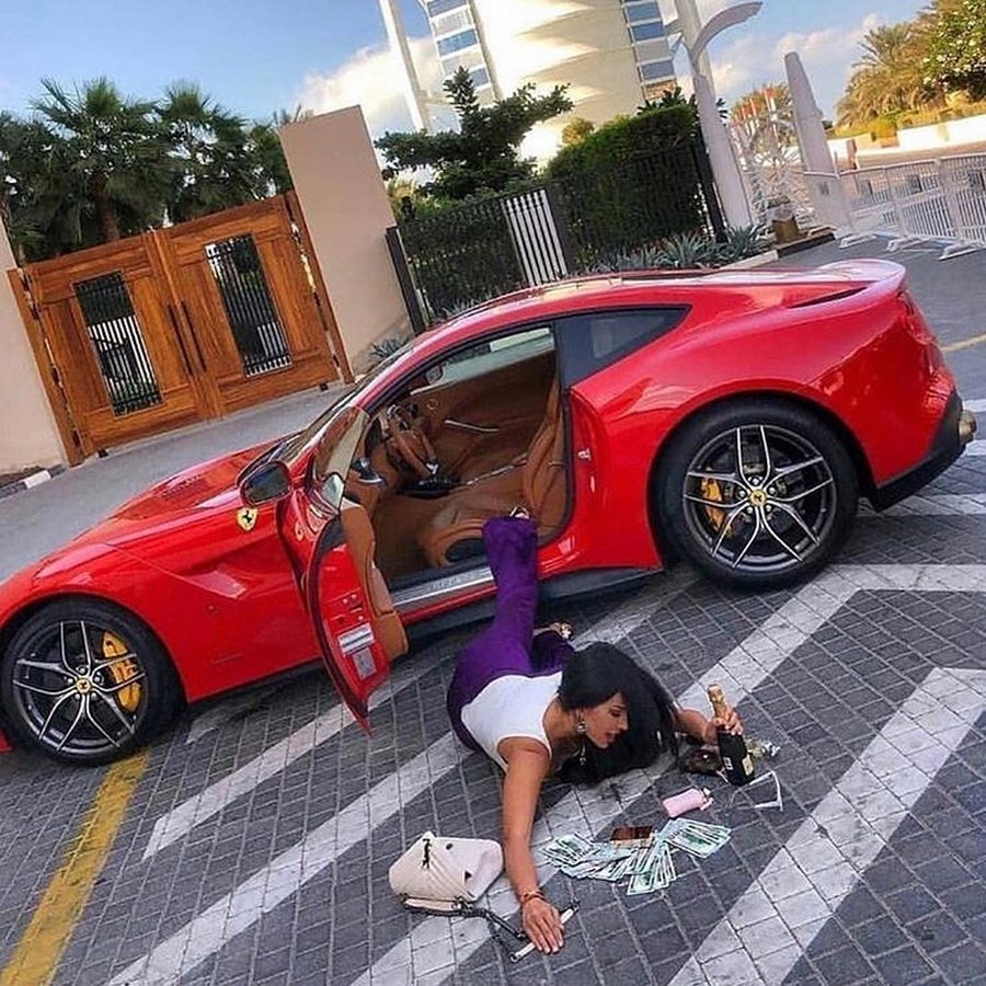 Девушка с деньгами в машине
