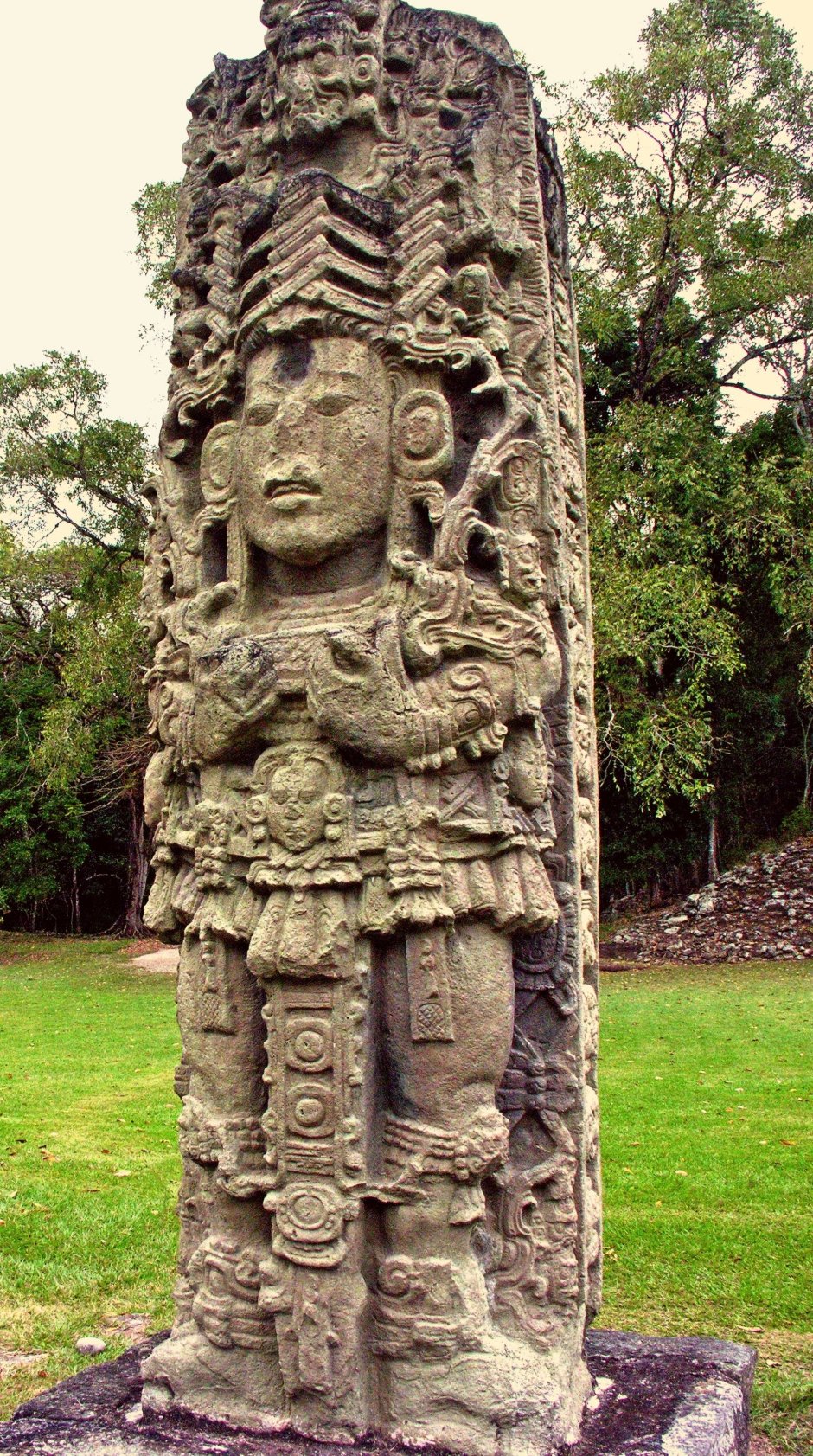 Монументальная скульптура Майя