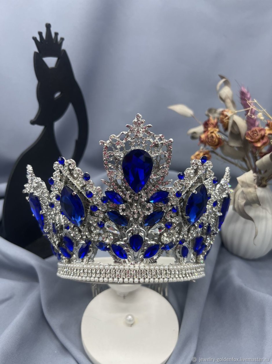 Женское украшение в виде короны
