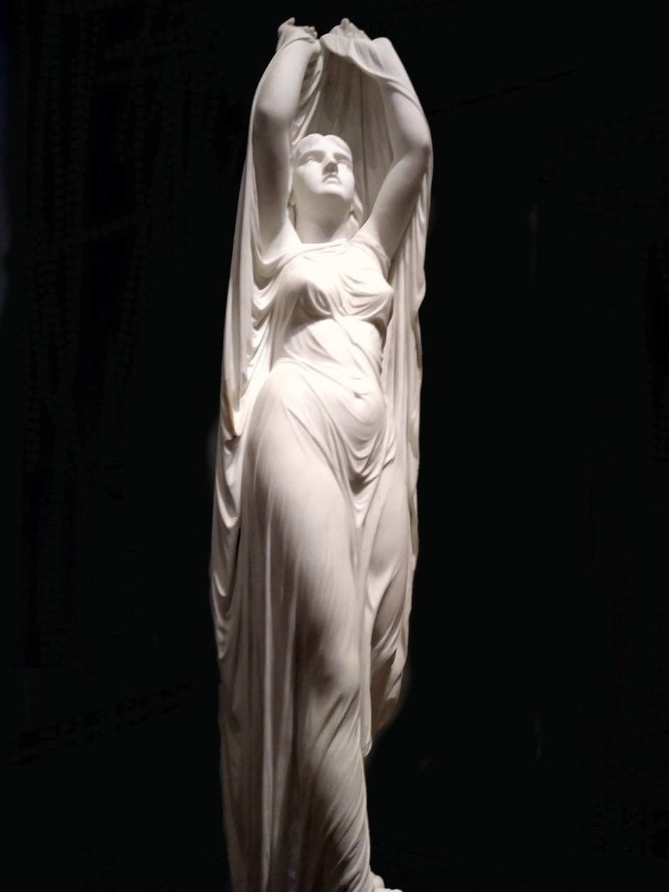 Скульптура девушка под вуалью