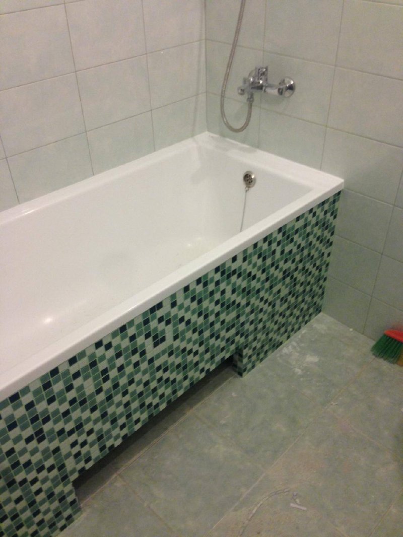 Tile screen for a bath