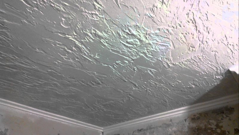 Decorative plaster for the ceiling