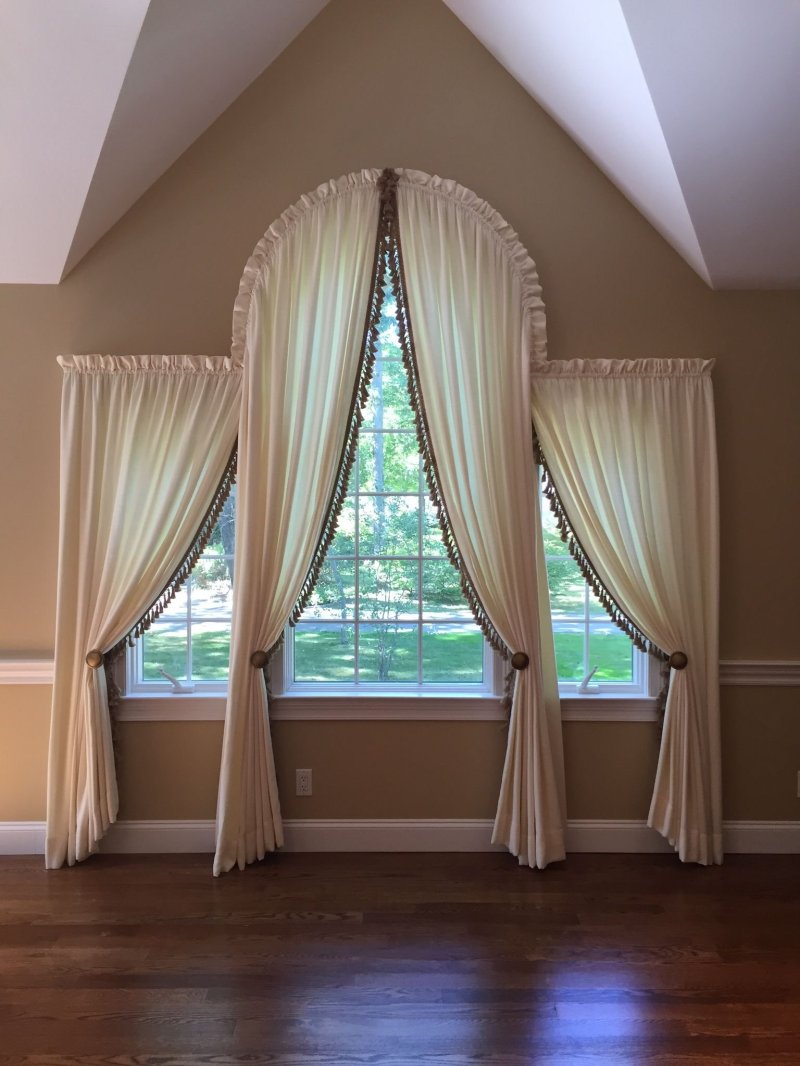 Curtains on triangular windows