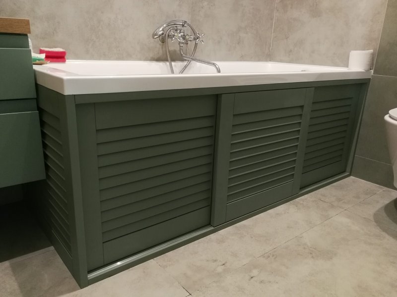 Bath screen from blind doors