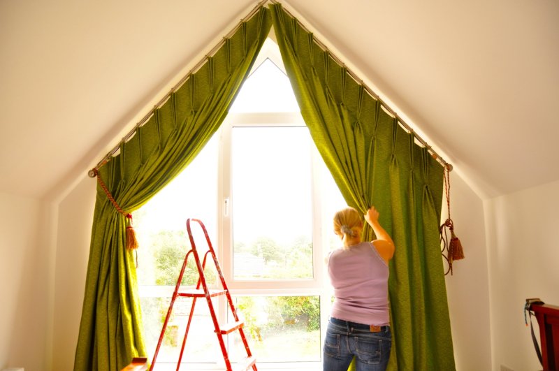 Curtains on triangular windows