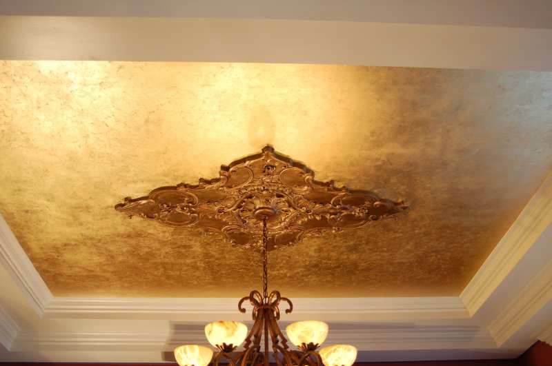 Decorative plaster in the ceiling