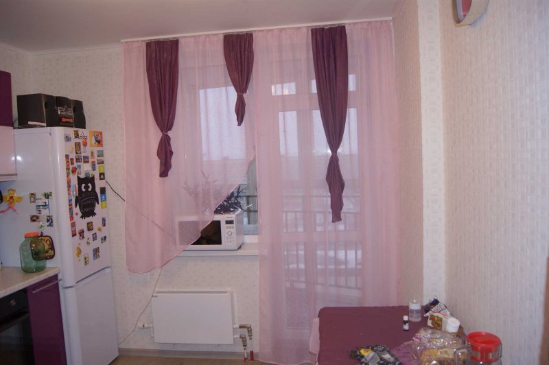 Curtain design for a kitchen with a balcony door