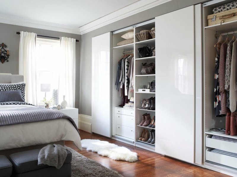 Built -in bedroom cabinet