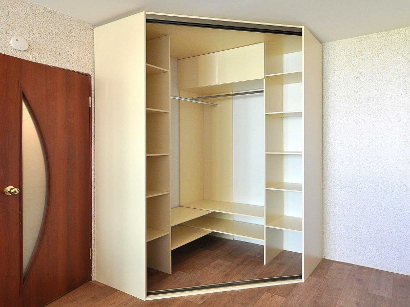 Corner built -in wardrobe