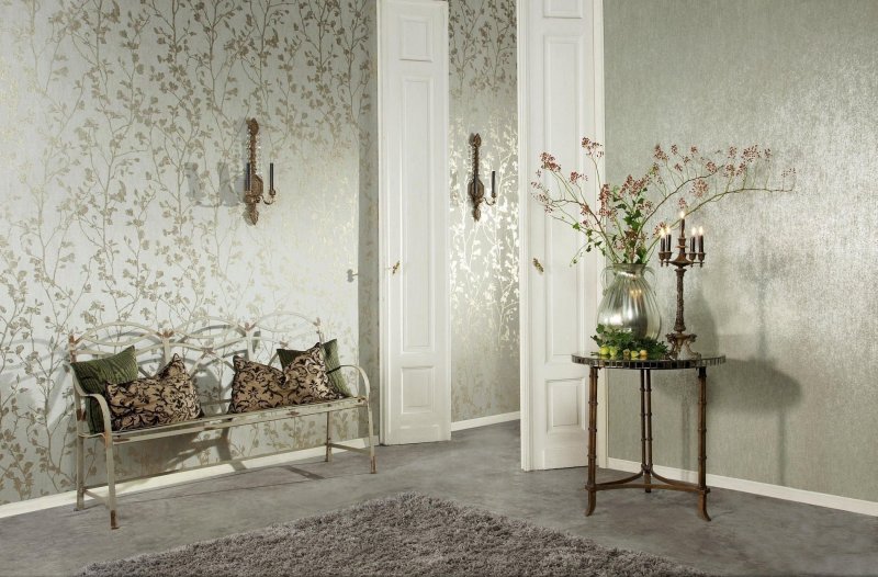 Metallized wallpaper in the interior