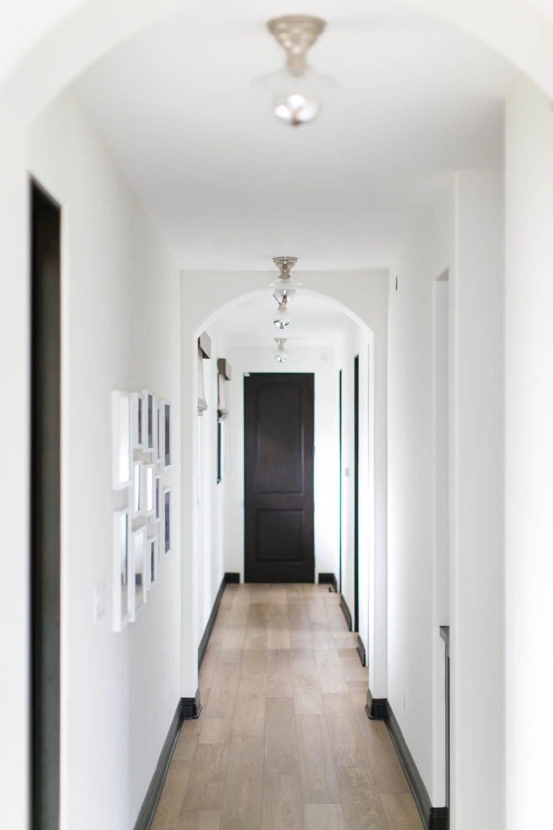 Black skirting board in the interior