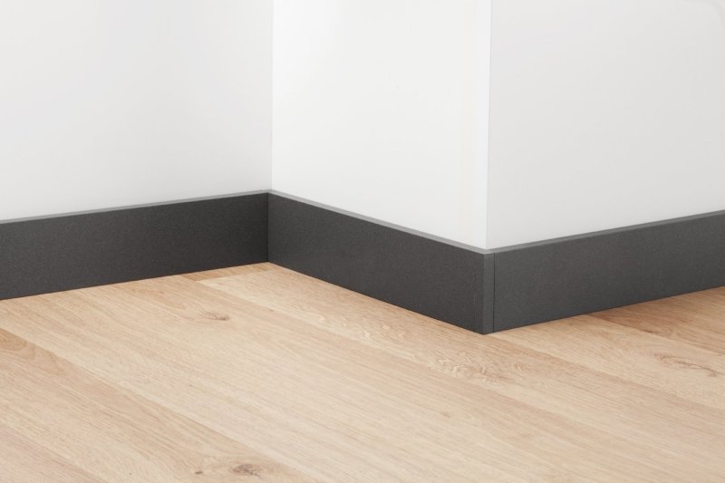 Black skirting board in the interior