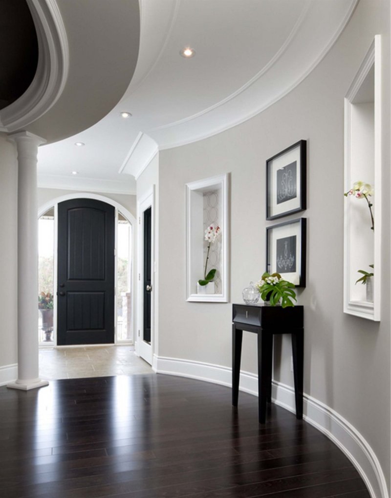 White skirting board in the interior