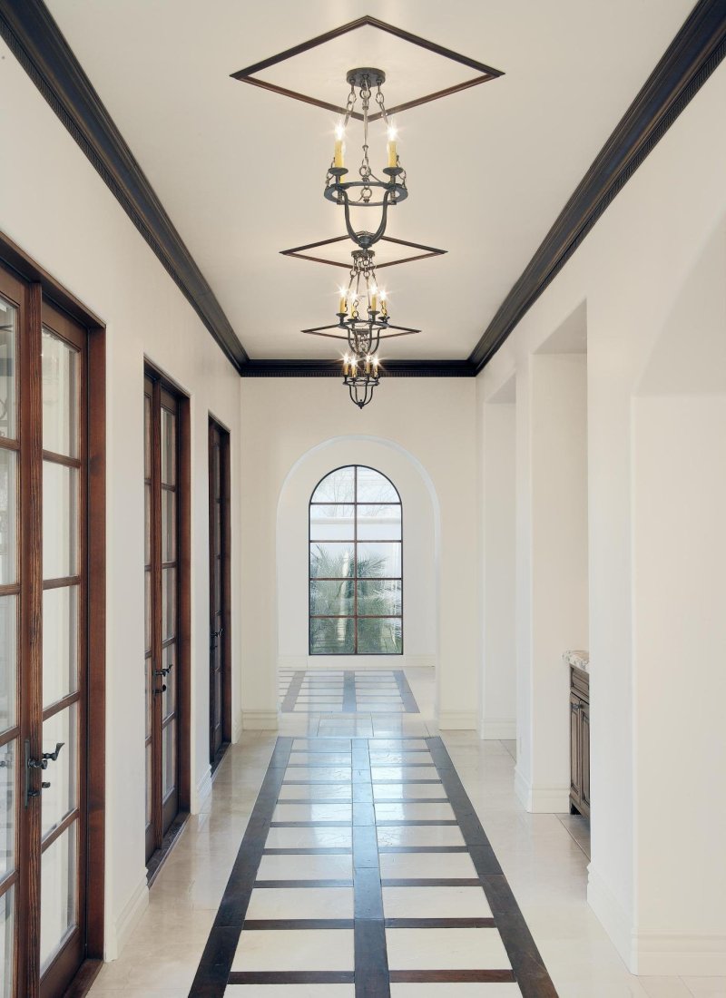 Ceiling plinth in the interior