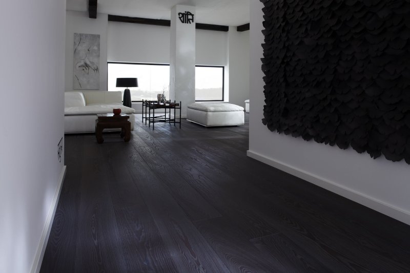 Dark laminate in the interior