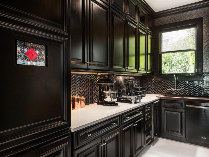 Black -style kitchen