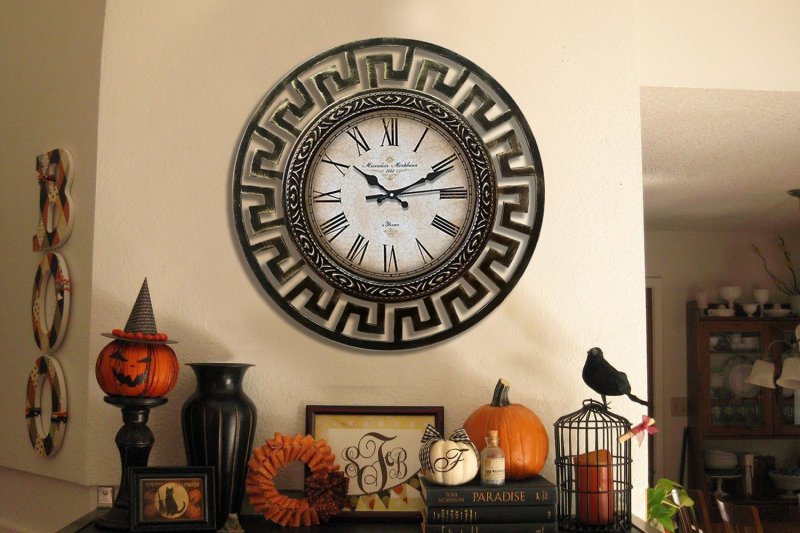 Wall clock in the interior