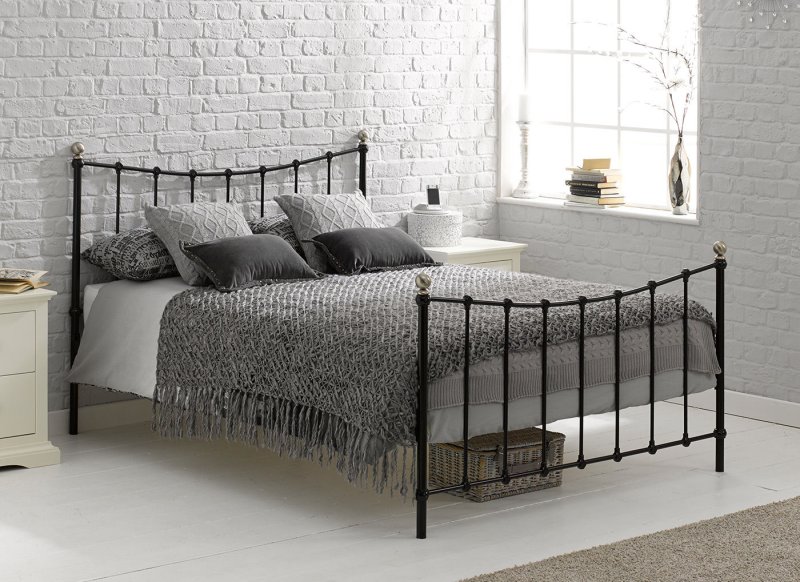 Bed with forged head