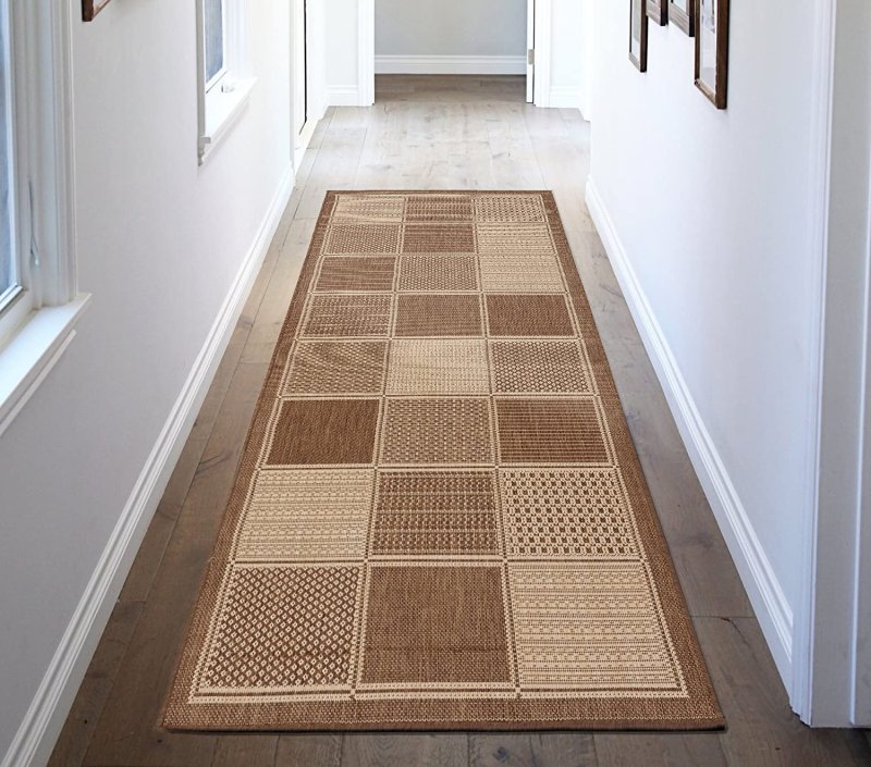 The carpet in the hallway