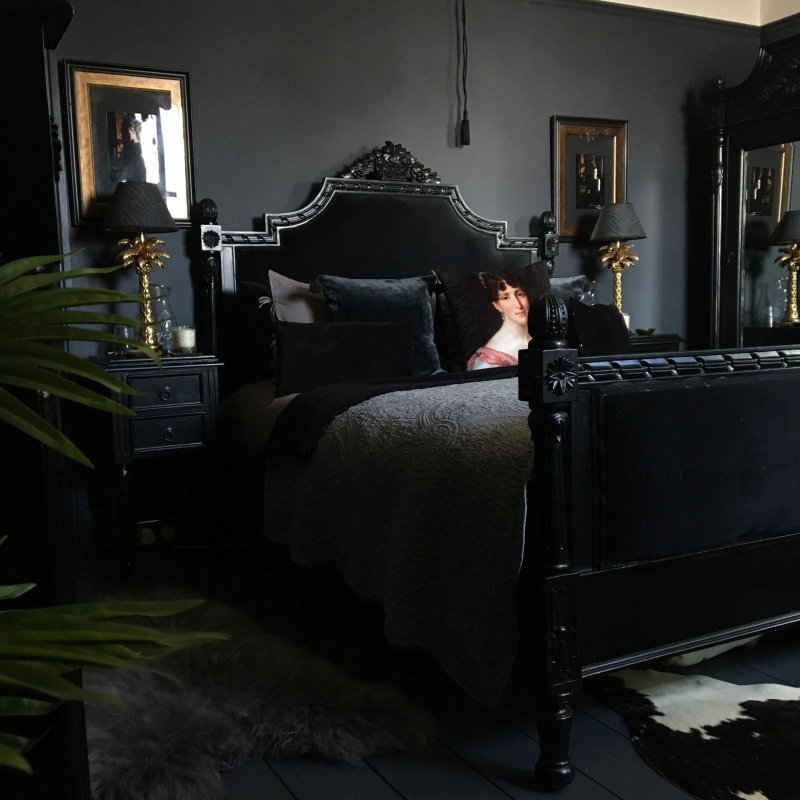 Black-white Gothic's Victorian-style bedroom