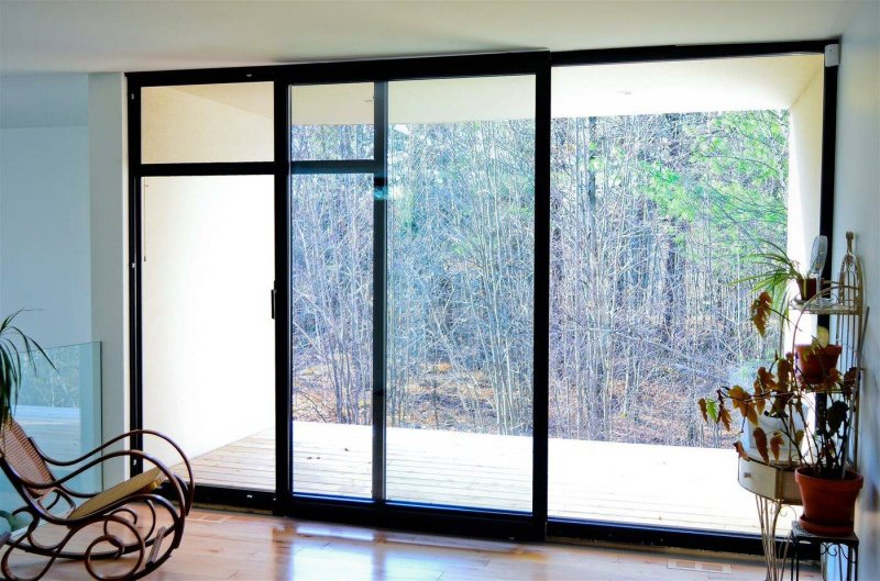 Sliding doors to the balcony