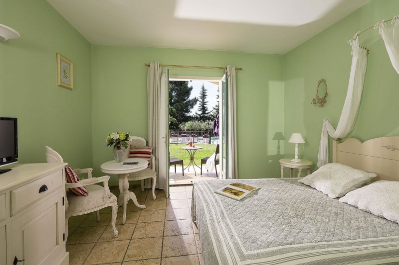 Pistachio color in the interior of the bedroom