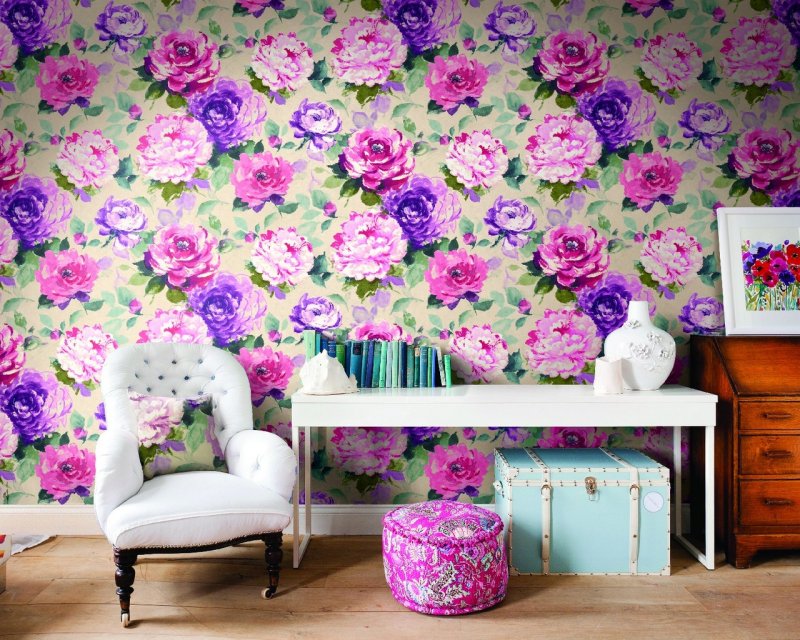 Flower wallpaper in the interior