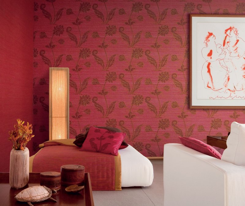 Red wallpaper in the interior