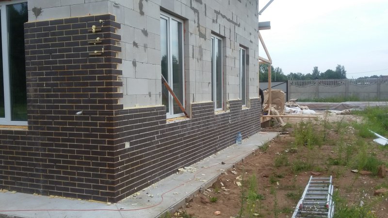 Facade finishing with clinker tiles