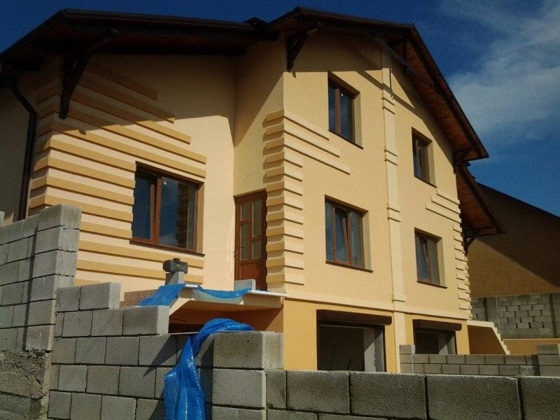 Painting the facade of the house