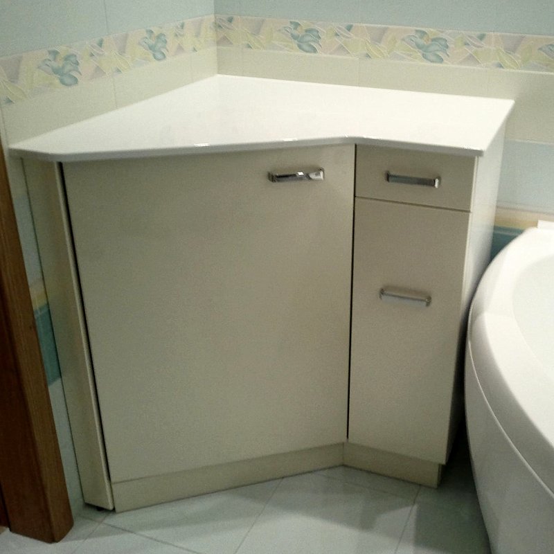 Corner cabinet in the bathroom