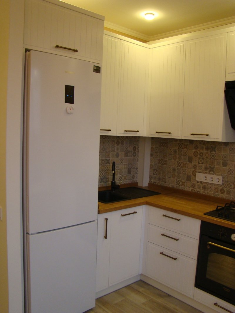 Small kitchen with a refrigerator