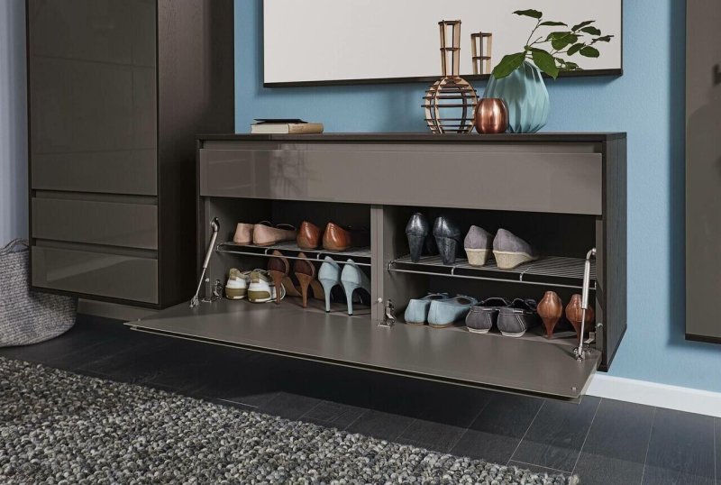 Shoe for an entrance hall in a modern style