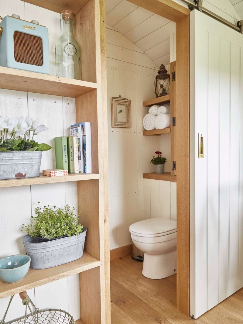 Arrangement of a summer cottage toilet