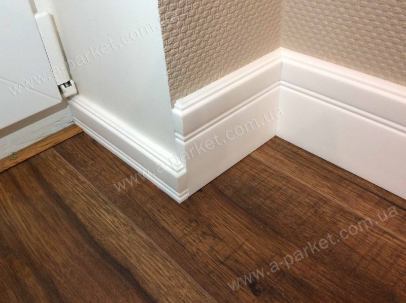 Aluminum skirting board for the floor