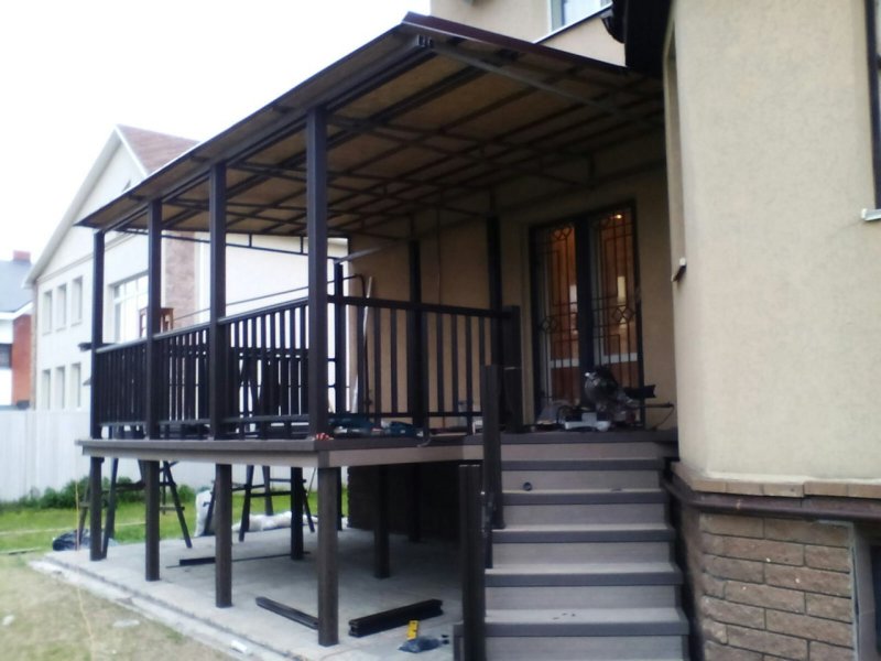 Metal structure of the veranda