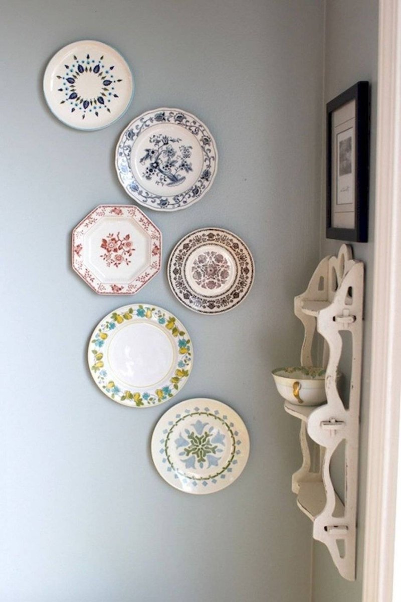 Decorative plates in the interior